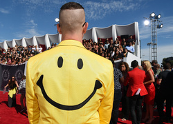10 ярких образов звезд на красной ковровой дорожке MTV VMA