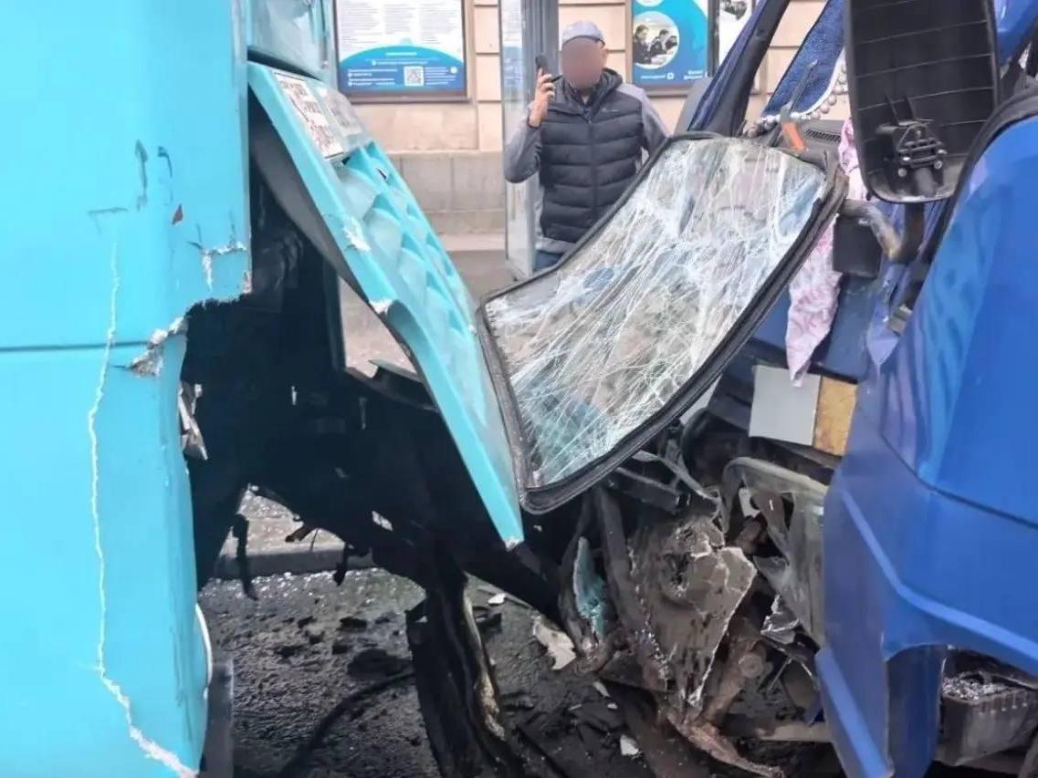 Водителя зажало в кабине после ДТП на площади Стачек