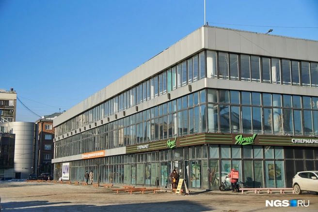 Новый владелец ЦУМа планирует построить на участке жилой комплекс, но для этого ему необходимо внести изменения в Генплан города | Источник: Александр Ощепков / NGS.RU