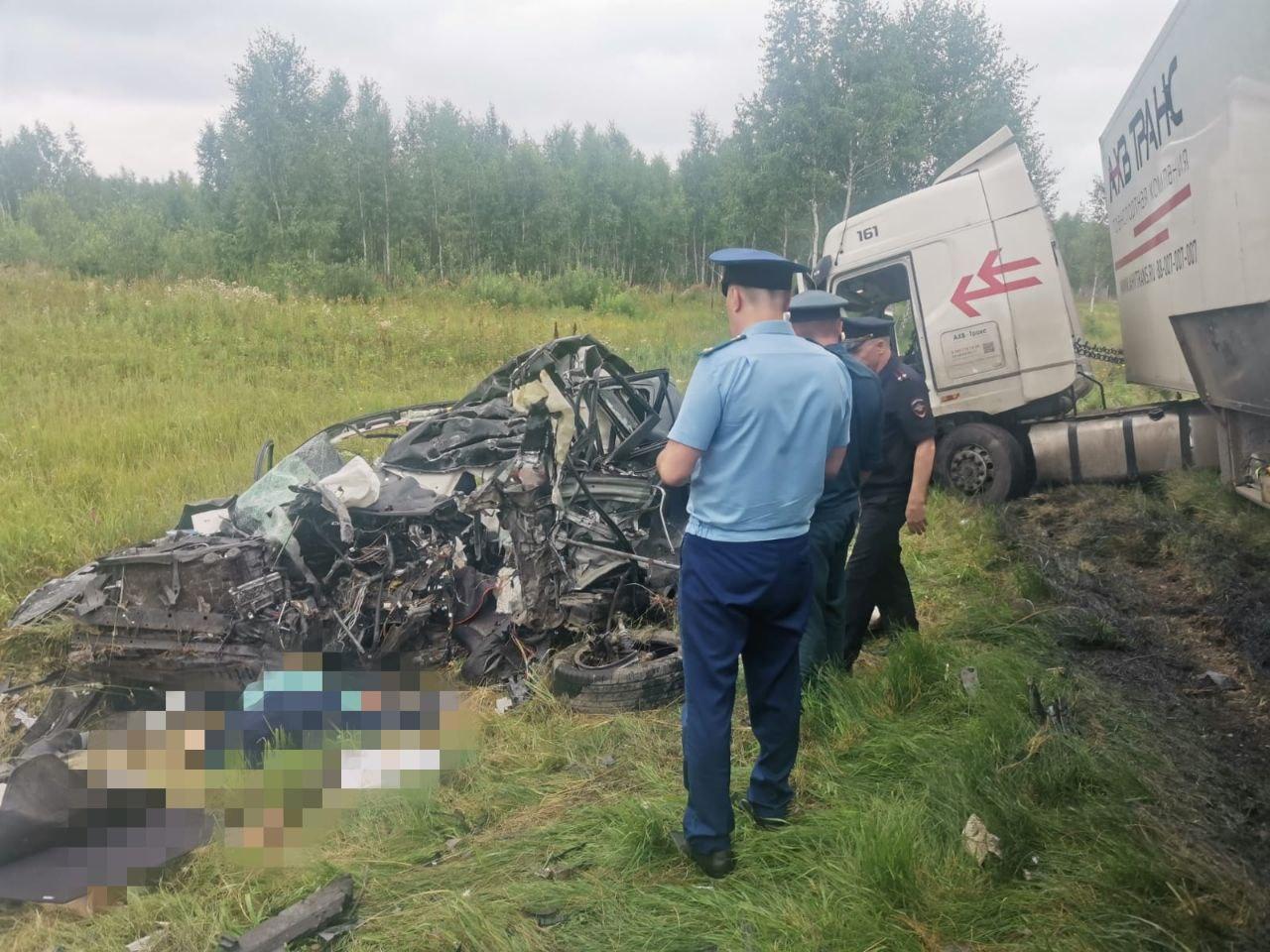 Смертельный выезд на встречку: на трассе Тюмень-Омск грузовик смял внедорожник как консервную банку