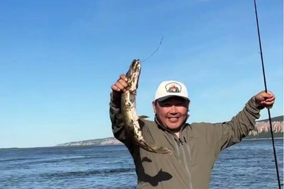 Panda Sakha catches and grills pike on riverbank
