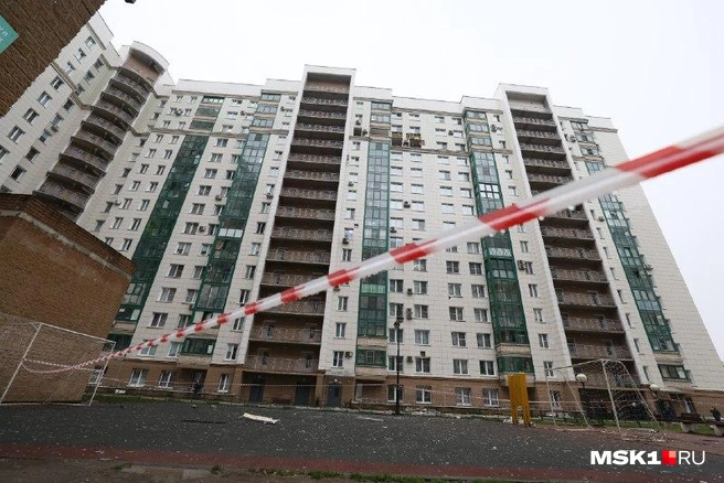 Двор ЖК до сих пор огорожен сигнальной лентой | Источник: Артем Устюжанин / MSK1.RU