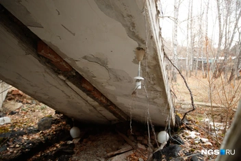 Потолочные светильники теперь касаются земли  | Источник: Андрей Бортко / NGS.RU