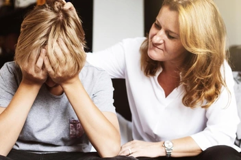 «Бывшая свекровь допрашивает сына обо мне и платит его отцу, чтобы шпионил за мной через ребенка»