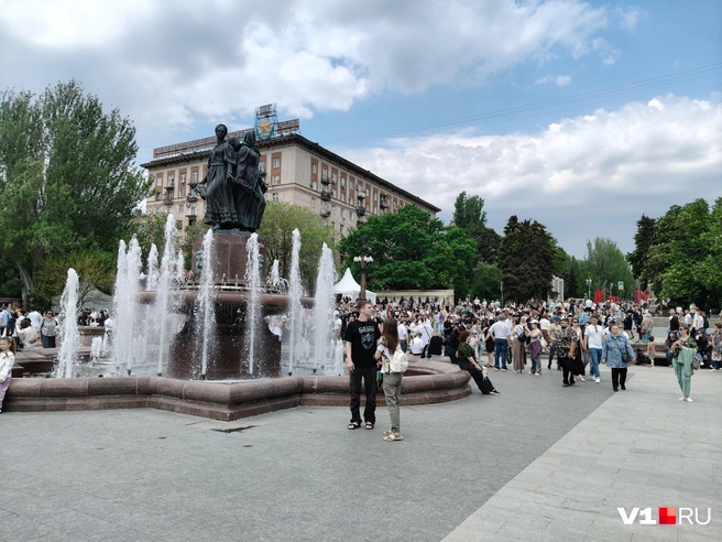 У фонтана поистине многолюдно | Источник: Мария Умнова / V1.RU