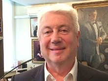 Владимир Винокур с удовольствием нянчит внука