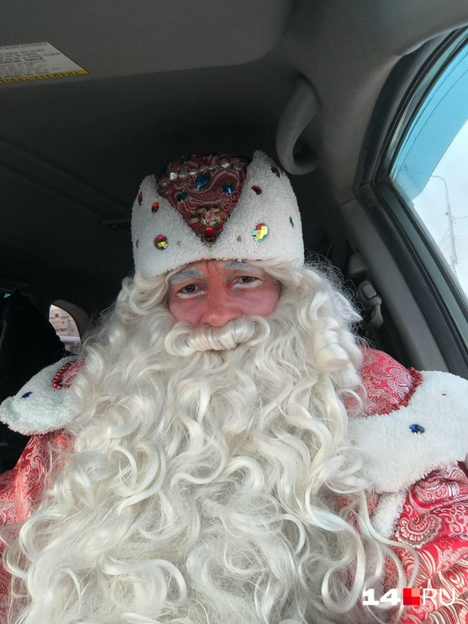Новый год Дед Мороз встречает в машине | Источник: Владимир Гоношенко