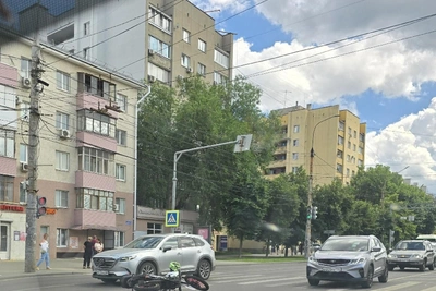 На остановке «Рабочий проспект» столкнулись мотоцикл и Lada XRAY