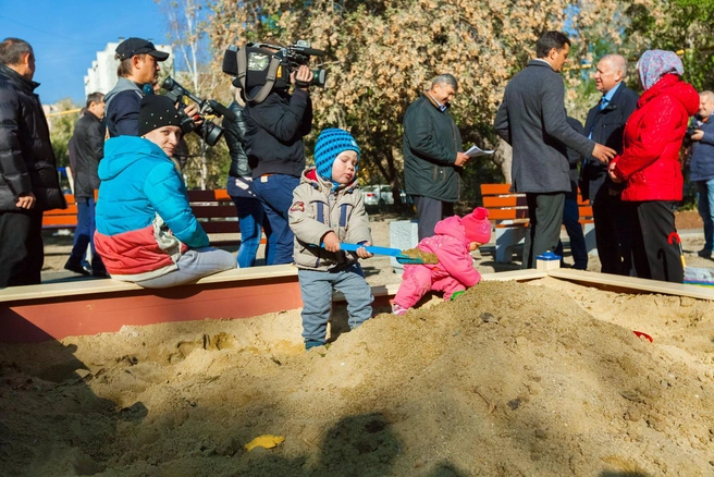Во дворах появились новые песочницы, горки и карусели | Источник: Олег Каргаполов