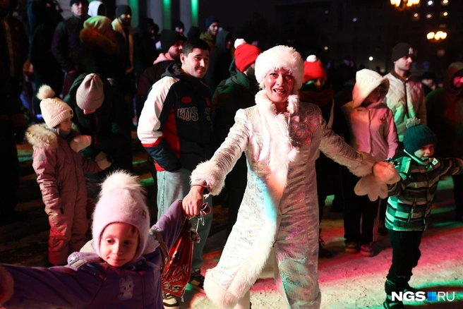 Горожане водили хороводы  | Источник: Александр Ощепков / NGS.RU