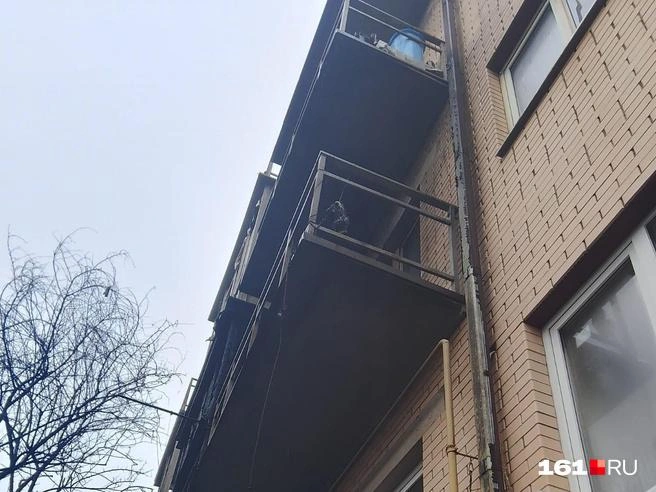 Площадь пожара в этом доме составила 600 квадратов, полностью сгорела крыша пятиэтажки | Источник: Галина Зозулина