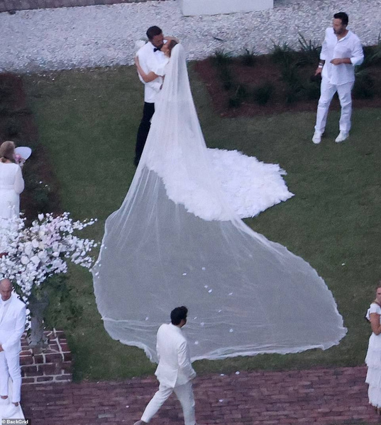 Платье принцессы и жених в белом: свадьба Бена Аффлека и Дженнифер Лопес все-таки состоялась — фото