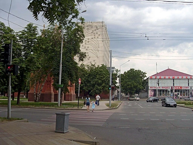 Восстановленную триумфальную арку установили на Красной в апреле 2009-го | Источник: Сергей Свистунов / Svistuno-sergej.narod.ru