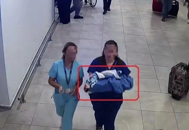 Малютку, которую нашла уборщица, сначала передали медикам, а потом в спецучреждение | Источник: Antalyakorfez.com