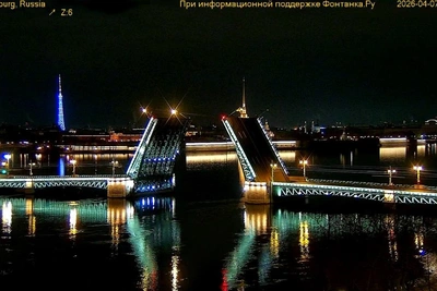 Петербург готовится к навигации: развели Дворцовый мост