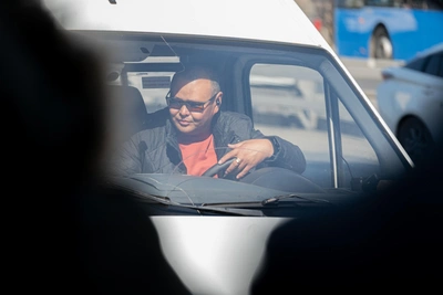 Vladivostok bus driver puts out fire with hands and drives on