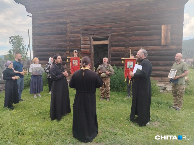 Молитва у церкви Введения во храм Пресвятой Богородицы | Источник: Дарья Харламова / CHITA.RU