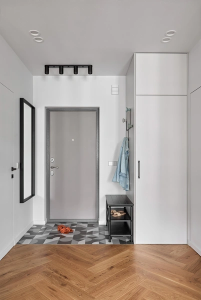 Напольная доска, Finex. Плитка Play Decor Grey, WOW Cement. Краска на стенах и потолке, Sherwin-Williams. Скамья с полкой для обуви Pinnig, IKEA. Крючки Hadsten, Jysk Nupit. Светильник Nymone, IKEA. | Источник: Максим Максимов. Стиль: Анна Королева