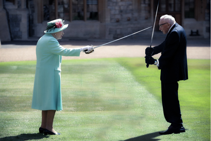 Лучшие фотожабы на посвящение Елизаветой II в рыцари 100-летнего ветерана