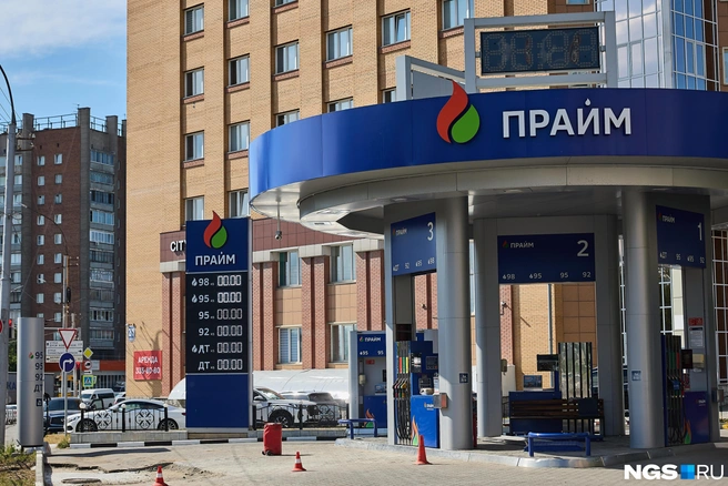 Часть станций простаивают: топлива там нет от нескольких часов до нескольких суток | Источник: Александр Ощепков / NGS.RU