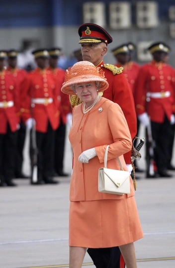 Елизавета II с сумкой Launer