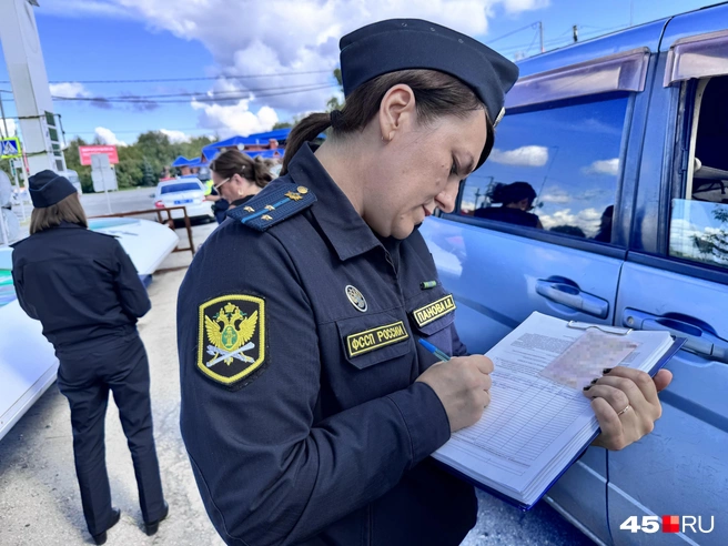 Деньги многие находят сразу при встрече с приставом  | Источник: Юлия Король / 45.RU