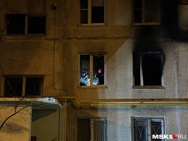 Пожарные внутри помещения | Источник: Андрей Кузнецов / MSK1.RU