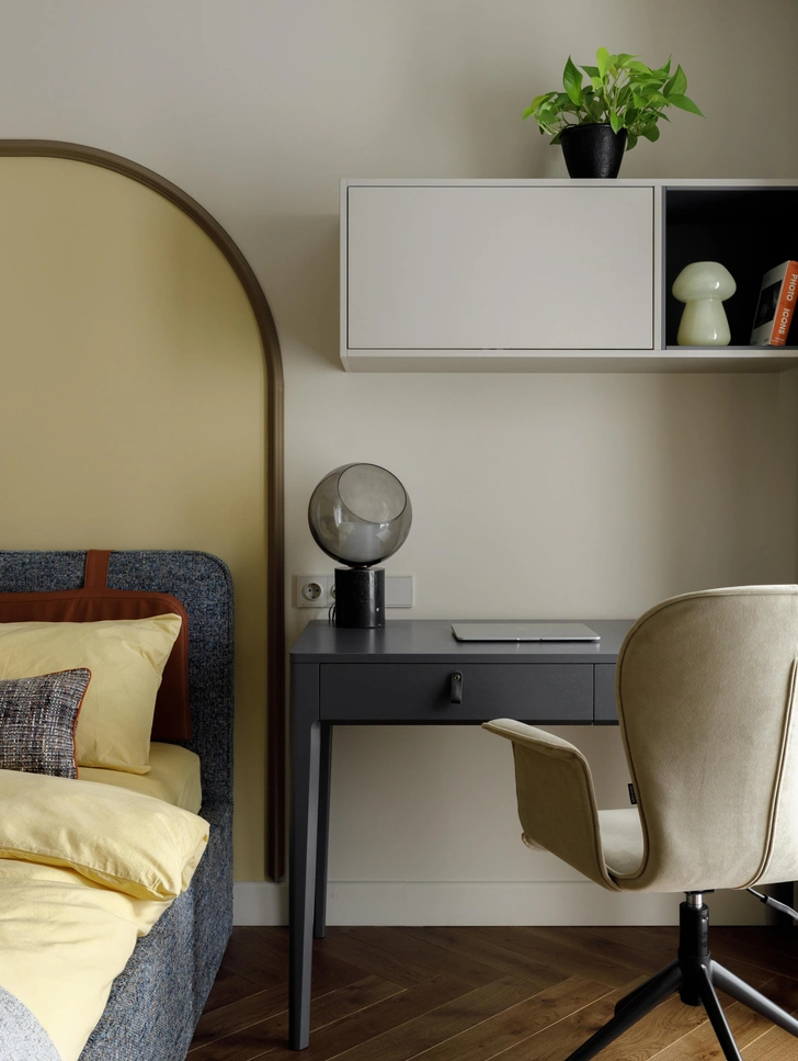 Стул, SK Design. Рабочий стол, The Idea.  | Источник: Елизавета Гуровская. Стиль: Анна Стрижак