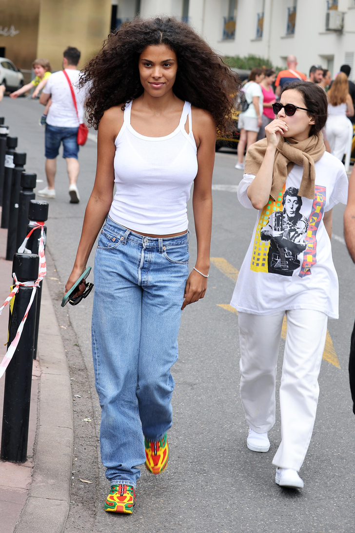 Прямые джинсы + белая майка — формула идеального образа от Тины Кунаки в Каннах