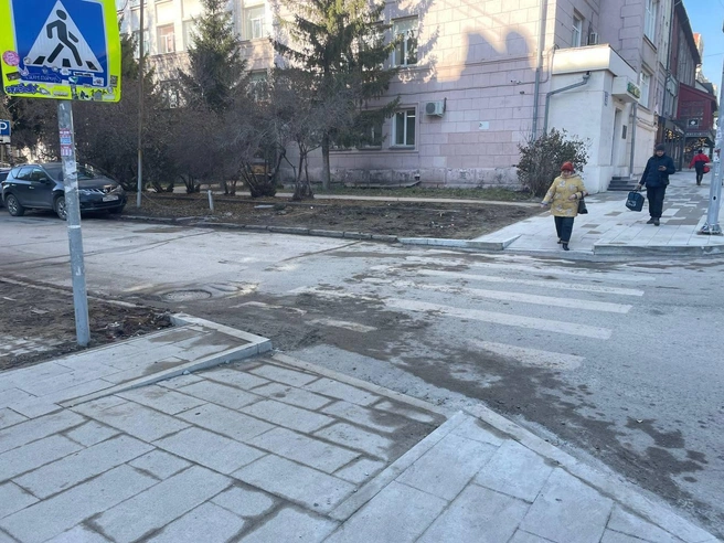 Так выглядят обновлённые пешеходные дорожки на Красном проспекте. | Источник: Александр Ощепков