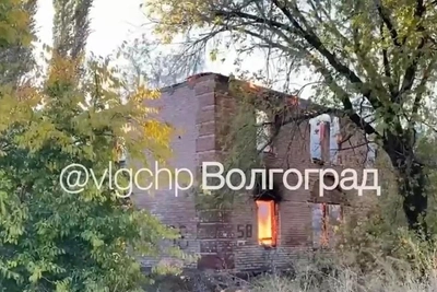Два аварийных дома горят на юге Волгограда