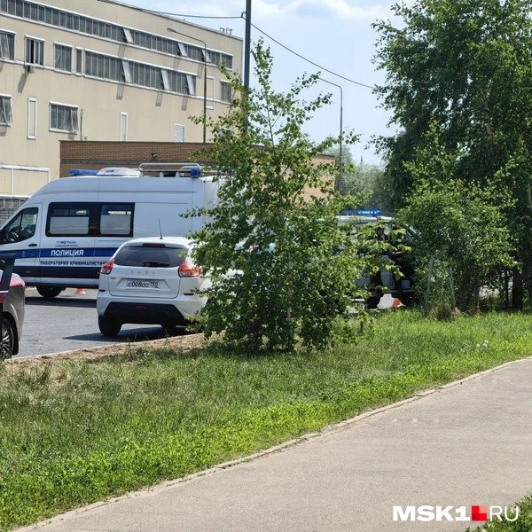 Часть дороги перекрыл полицейский микроавтобус | Источник: Дмитрий Бондарев / MSK1.RU
