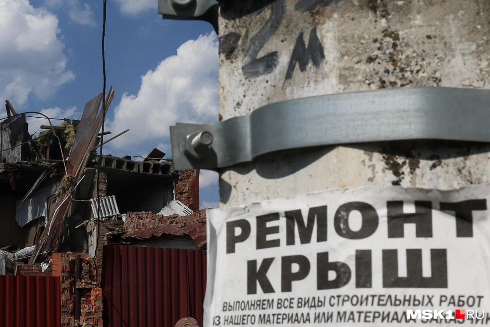 В доме напротив работники меняли крышу и одними из первых побежали помогать, когда произошел взрыв | Источник: Артем Устюжанин / MSK1.RU