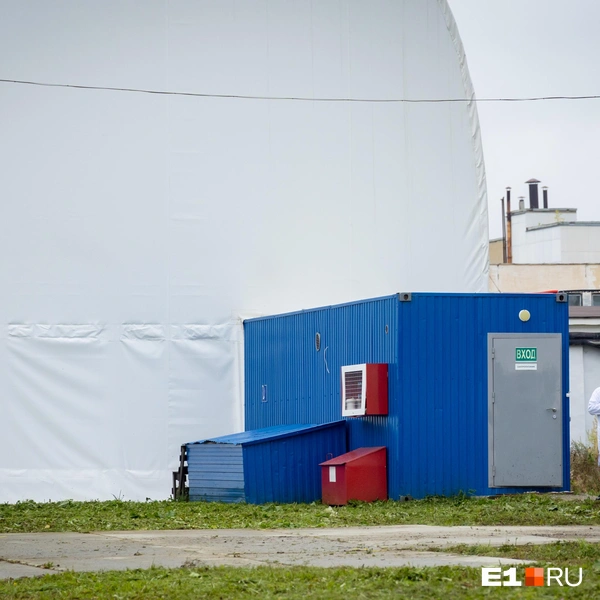 Вход в шатер лежит через санпропускник | Источник: Владислав Лоншаков / E1.RU