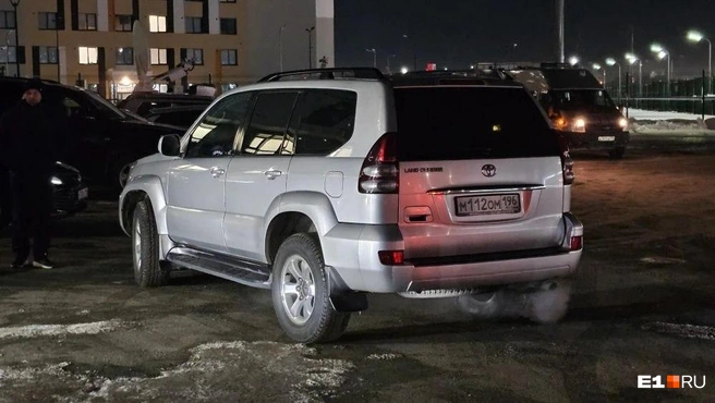 Land Cruiser, пожалуй, единственный автомобиль не черного цвета | Источник: Даниил Румянцев / E1.RU