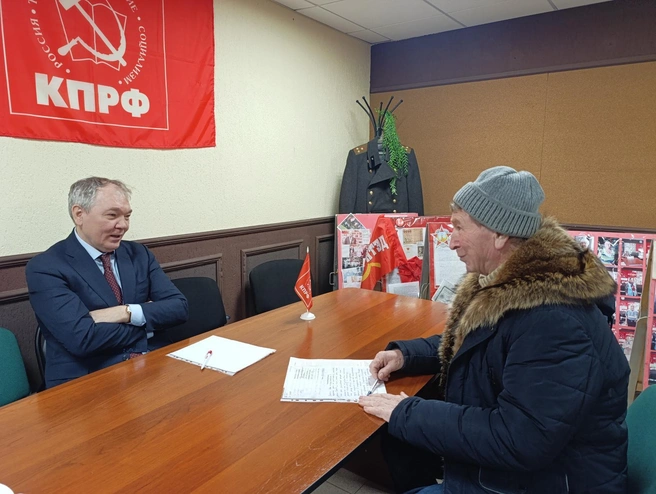 Депутат работает в своей приемной в Тольятти  | Источник: kprf.ru 