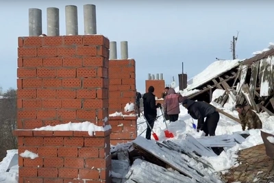 Снег обрушил кровлю дома в Донском