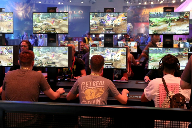 Геймеры играют в World of Warcraft на стенде Blizzard во время медиадня ярмарки компьютерных игр Gamescom, 2018 год | Источник: ZUMA Press, Inc. / Legion Media