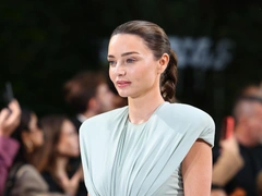Миранда Керр впервые за 9 лет вышла на подиум: как модель выглядит в 43 года?