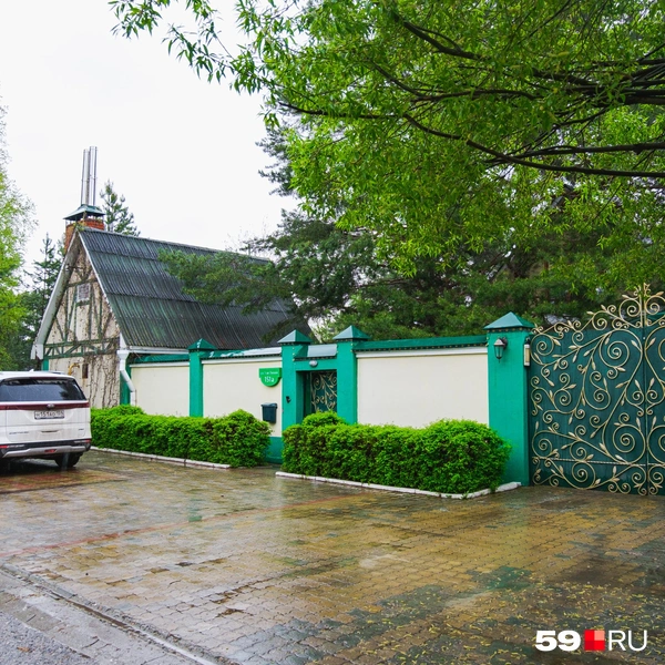 Эту фотографию мы добавили из-за золотого кованого забора — красота же! | Источник: Тимофей Калмаков / 59.RU