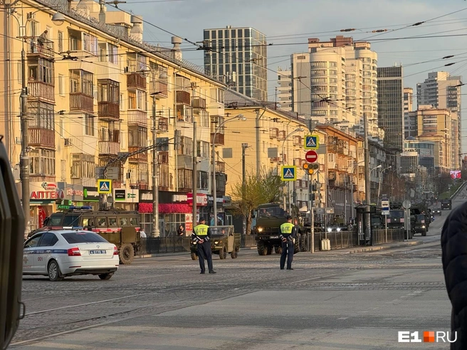 Движение по Московской закрыли на время проезда военной техники | Источник: читательница E1.RU