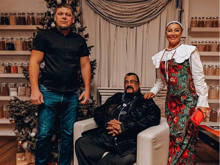 Встала в планку рядом с кумиром: блогер из Новосибирска пообедала со Стивеном Сигалом за 50 тысяч рублей