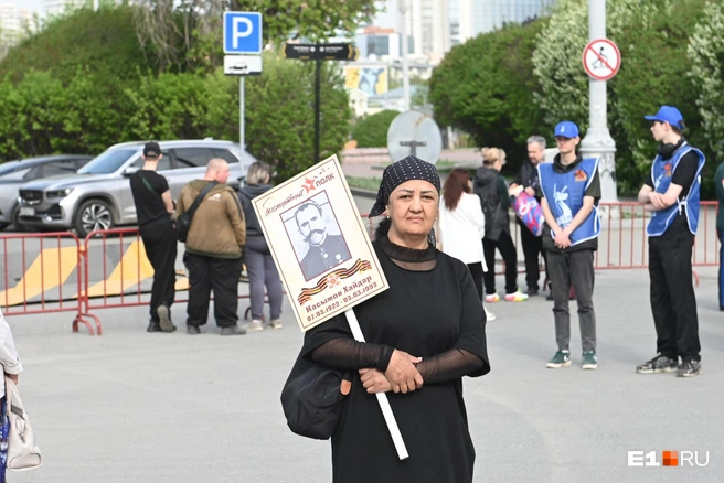 Эта женщина — одна из тех, кто блуждал по центру в поисках прохода в колонну | Источник: Дмитрий Емельянов / E1.RU