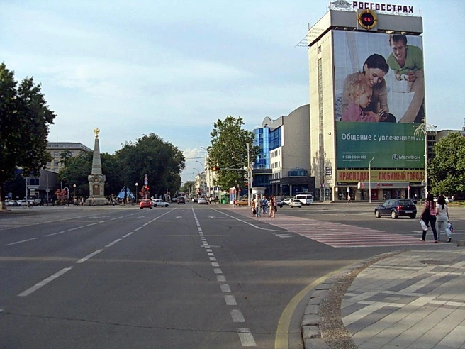 Переход у Главной городской площади, тогда она называлась Театральной, хотя еще в 2008-м носила название Октябрьской революции | Источник: Сергей Свистунов / svistuno-sergej.narod.ru