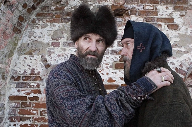 Главные роли в фильме «Царь» сыграли Петр Мамонов и Олег Янковский | Источник: кадр из фильма студий «Профит», «Мастерская Павла Лунгина», «Наше кино» / «Кинопоиск»