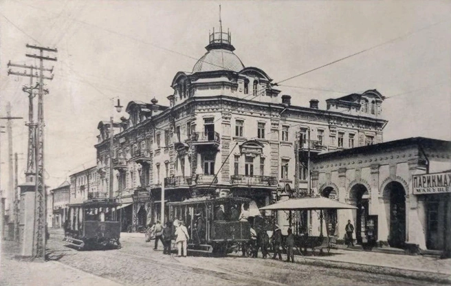 Красная улица в районе пересечения с нынешней улицей Мира, 1910 год. В кадре виден отель «Европа», в годы Великой Отечественной войны здание было разрушено. Сейчас на его месте пустующие помещения недавно закрывшегося ресторана «Балерина и бифштекс» | Источник: pastvu.com