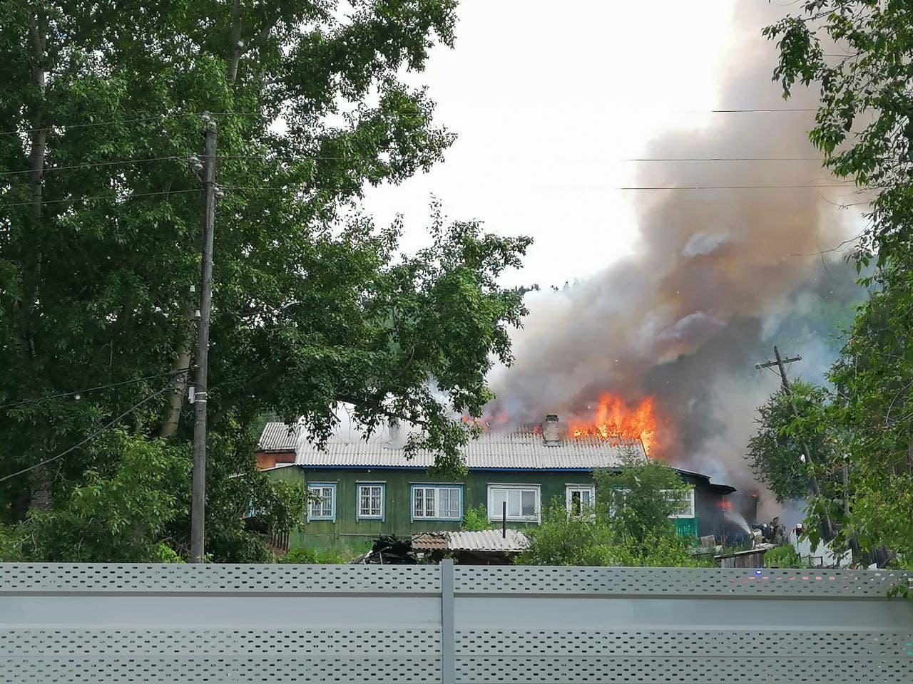 На Свердловской в Красноярске горит двухэтажный деревянный дом - 20 июня  2021 - НГС24.ру