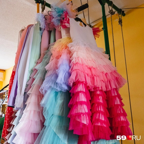 Рядом, на спортивном уголке, платья для фотосессий | Источник: Тимофей Калмаков / 59.RU