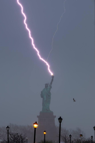 Статую Свободы поразила молния: астролог Лифанова рассказала, как это связано с судьбой Джо Байдена в 2024