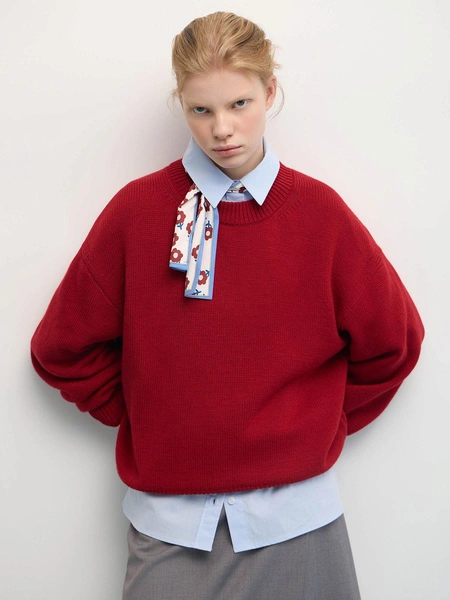 Джемпер свободного кроя Aim CloБордовый джемпер Aim Clo с круглой горловиной и мягкой линией плеча задуман как спокойная база на каждый день: свободный крой не стесняет движения и хорошо смотрится и с брюками, и с юбками. Модель вяжут на собственной фабрике бренда, соединяют детали вручную и предварительно стирают, так что изделие сохраняет форму и комфортно садится с первых носок.